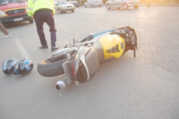 Un motociclist a intrat pe contrasens şi s-a oprit într-un autoturism